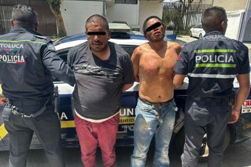 Policía de Toluca captura a 2 ladrones armados en pleno asalto